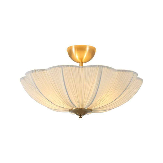 Plafonnier à abat-jour tissu en forme de fleur, blanc cassé, avec diffuseur doré.
