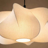 Abat-jour suspension nuage en lin beige, gros plan sur texture et lumière ronde