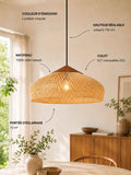Suspension en rotin tressé : abat-jour conique aplati, couleur naturelle, lumière chaude.