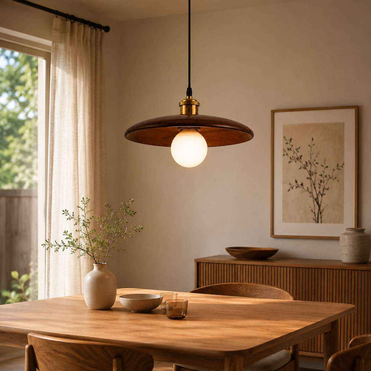 Suspension en bois brun avec abat-jour arrondi et ampoule ronde, quincaillerie laiton