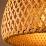 Détail du tressage en rotin naturel, motif en grille sur l’abat-jour suspendu.