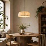 Suspension en lin crème, abat-jour à bords ondulés, lumière chaude diffusée