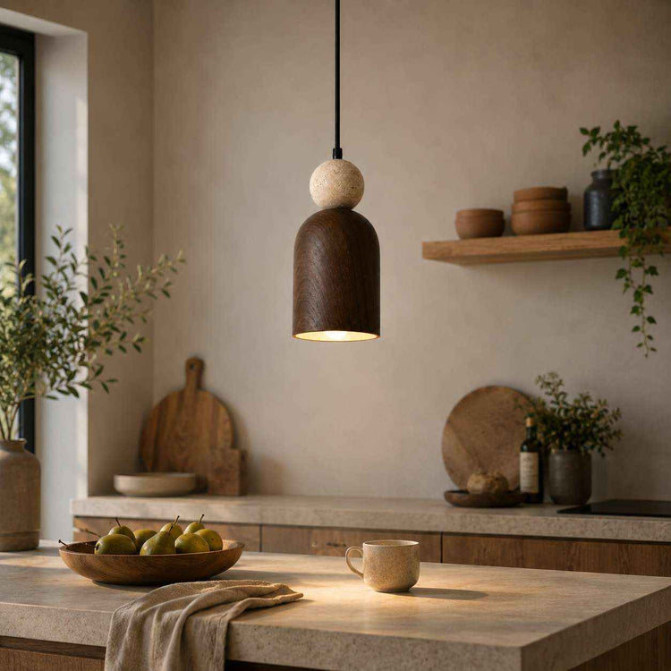 Suspension bimatière : sphère en pierre beige et abat-jour bois brun, éclairage