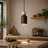 Suspension bimatière : sphère en pierre beige et abat-jour bois brun, éclairage