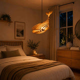 Lampe suspendue baleine en bois naturel, gravures sculptées, éclairage chaud