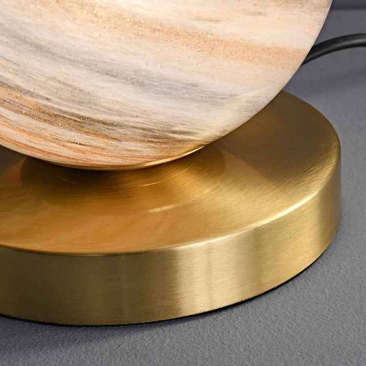 Base dorée et globe en marbre de la lampe à poser, gros plan