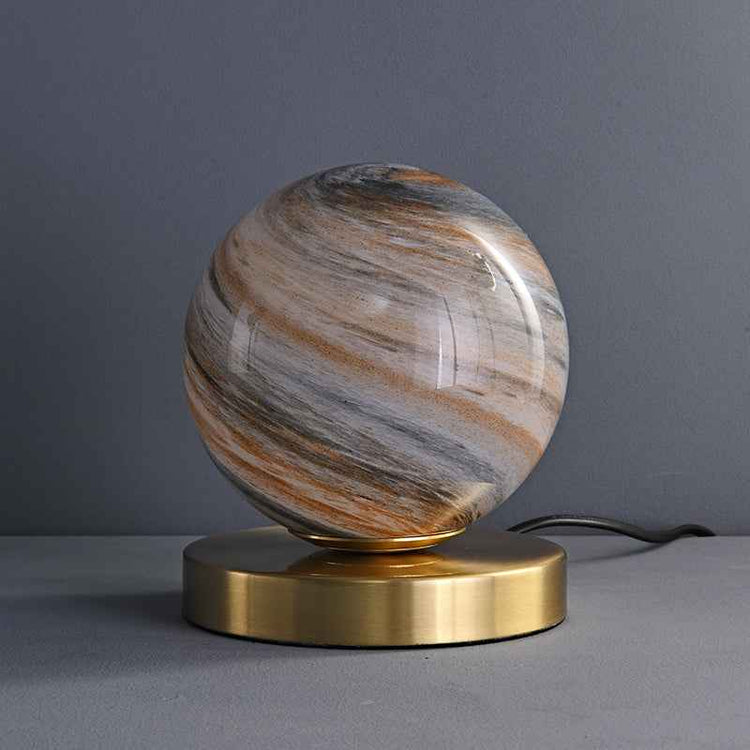 Lampe à poser boule en marbre gris/beige sur base dorée, câble visible