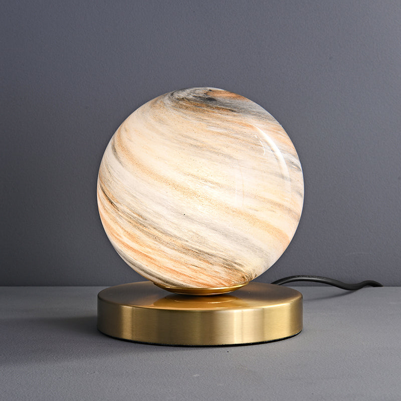 Lampe à poser boule en marbre beige sur base dorée, câble noir