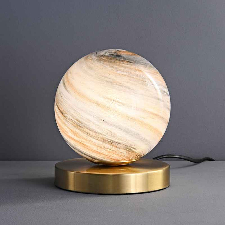 Lampe à poser boule en marbre beige sur base dorée, câble noir