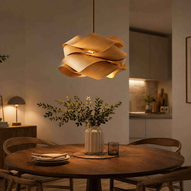 Suspension en bois en forme de nuage, abat-jours superposés diffusant une lumière chaude