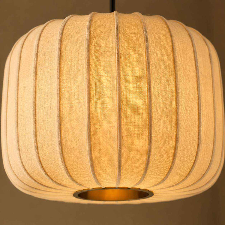Suspension en lin côtelé Wabi-Sabi beige, vue rapprochée sur les rainures verticales