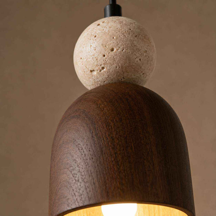 Suspension bimatière, pierre beige en haut et abat-jour bois brun, gros plan