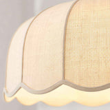 Détail de l’abat-jour en lin crème, texture tissée et bord ourlé