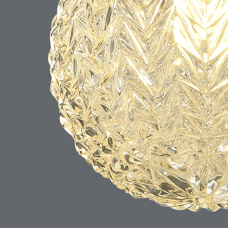 Globe en verre texturé doré, éclairage allumé, pour plafonnier semi-encastré.