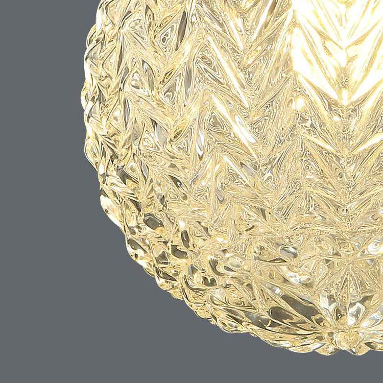 Globe en verre texturé doré, éclairage allumé, pour plafonnier semi-encastré.