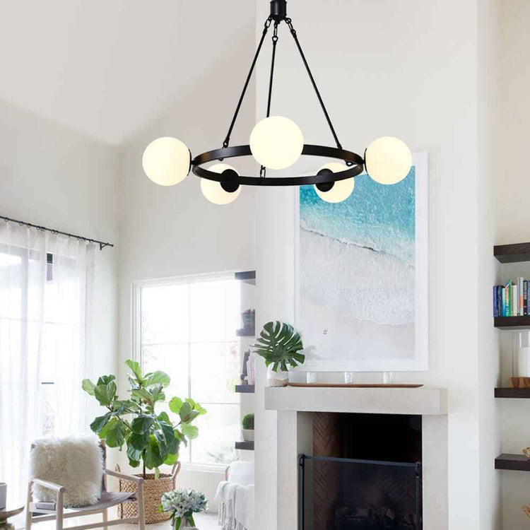 Lustre suspendu noir à cinq globes en verre laiteux, tiges et anneau central