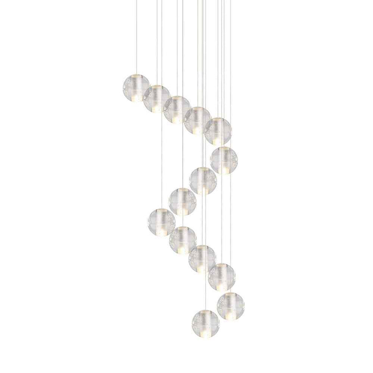 Suspension à boules en cristal, vue rapprochée de globes ronds sur plusieurs fils