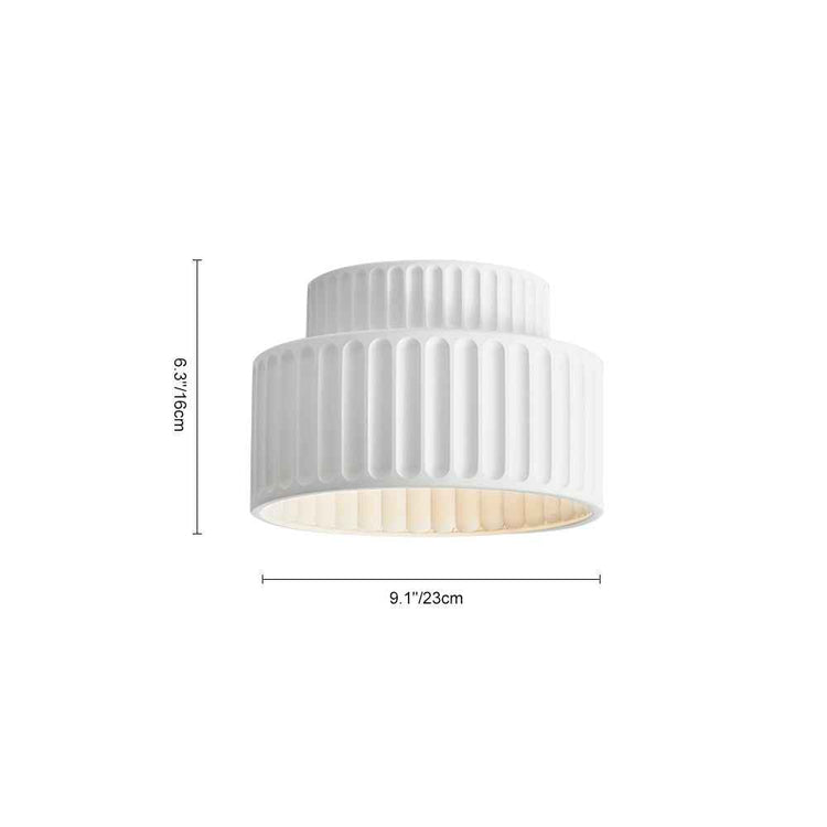 Plafonnier en céramique blanc, abat-jour strié, hauteur 13,5 cm et diamètre 23 cm.