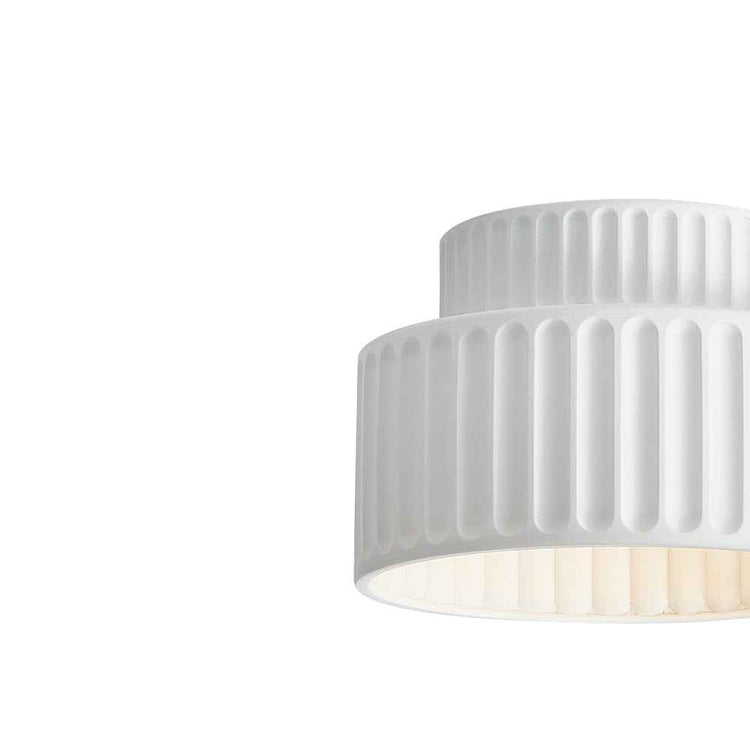 Plafonnier en céramique blanc à double abat-jour strié, vue en gros plan