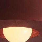 Plafonnier cylindrique rouge, abat-jour avec ouverture en demi-lune lumineux
