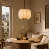 Suspension en lin côtelé Wabi-Sabi beige suspendue au-dessus d’une table