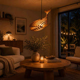 Lampe suspendue en forme de baleine en bois naturel, structure ajourée sculptée, lumière chaude
