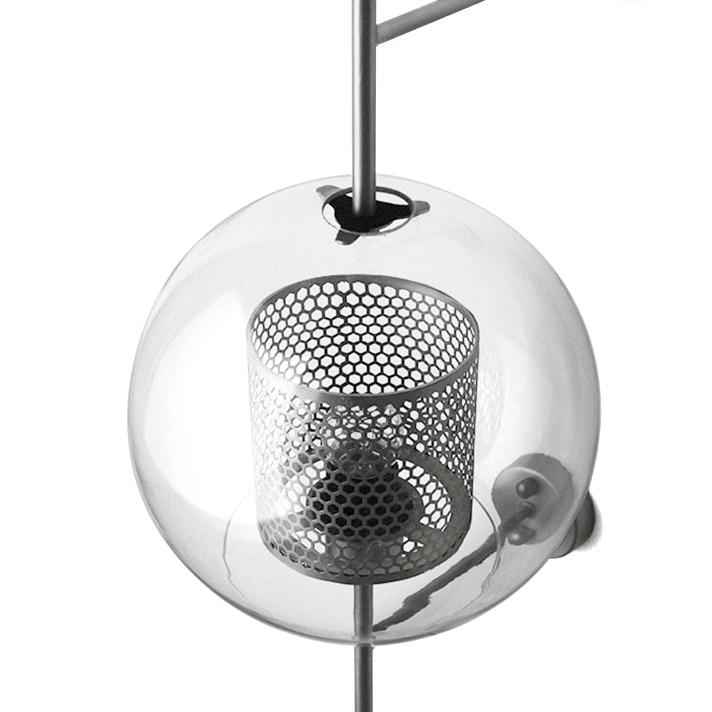 Applique murale 1 lumière : globe en verre avec grille perforée, structure chromée