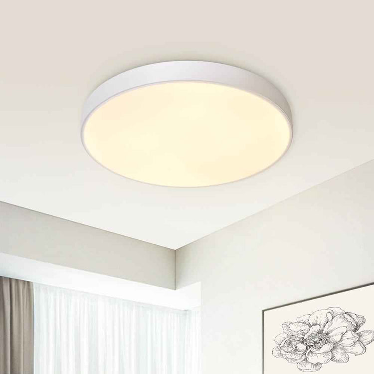 Plafonnier LED rond clair au plafond, diffuseur lumineux sur surface