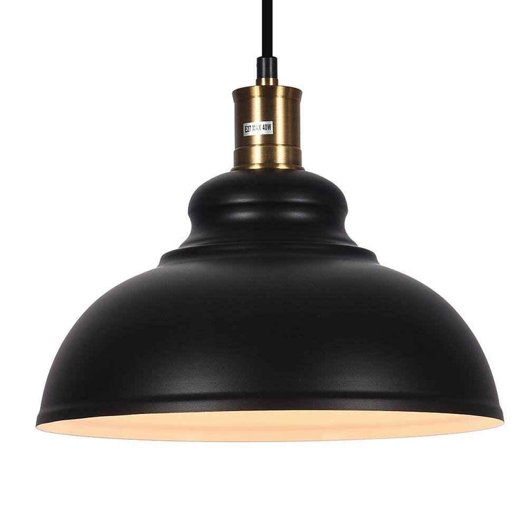 Luminaire suspendu à abat-jour dôme noir, lumière diffusée sous l’ouverture