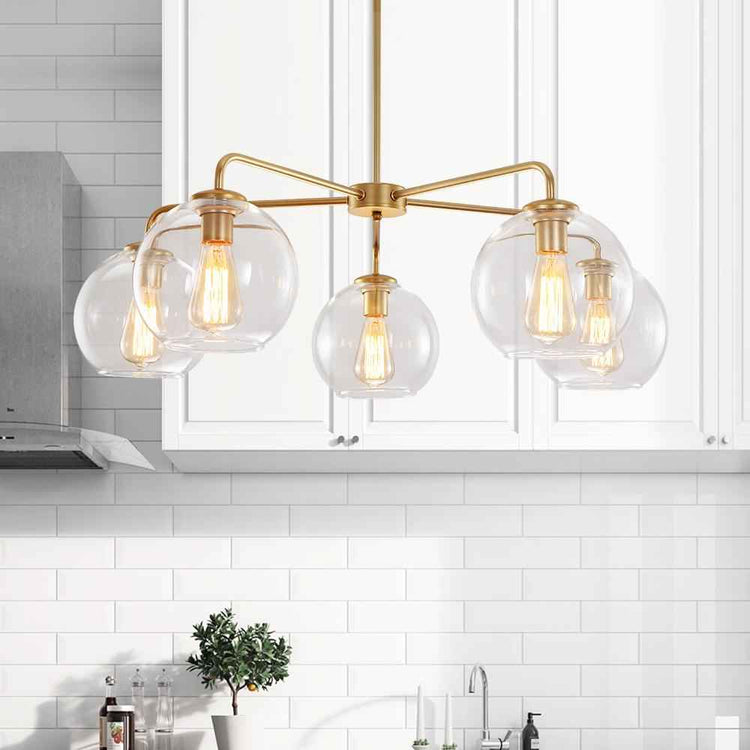 Lustre moderne en laiton avec verre soufflé et 3 globes décoratifs.