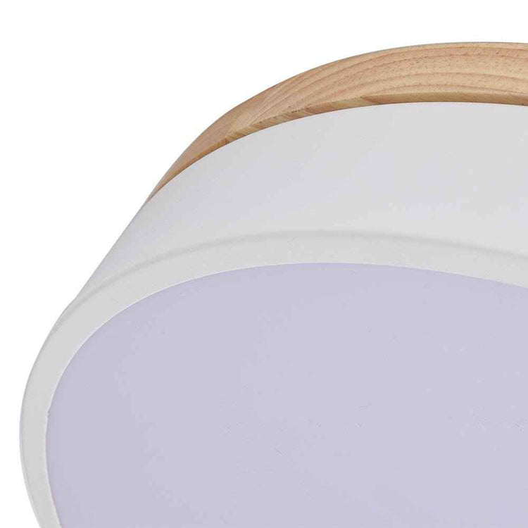 Plafonnier LED à bord en bois et diffuseur blanc laiteux, vue rapprochée.