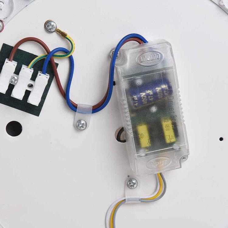 Boîtier électronique pour plafonnier LED avec câblage multicolore et module de commande.