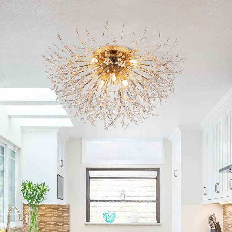 Plafonnier moderne doré en forme de sputnik, avec perles et branches filigranes, lumière chaude.