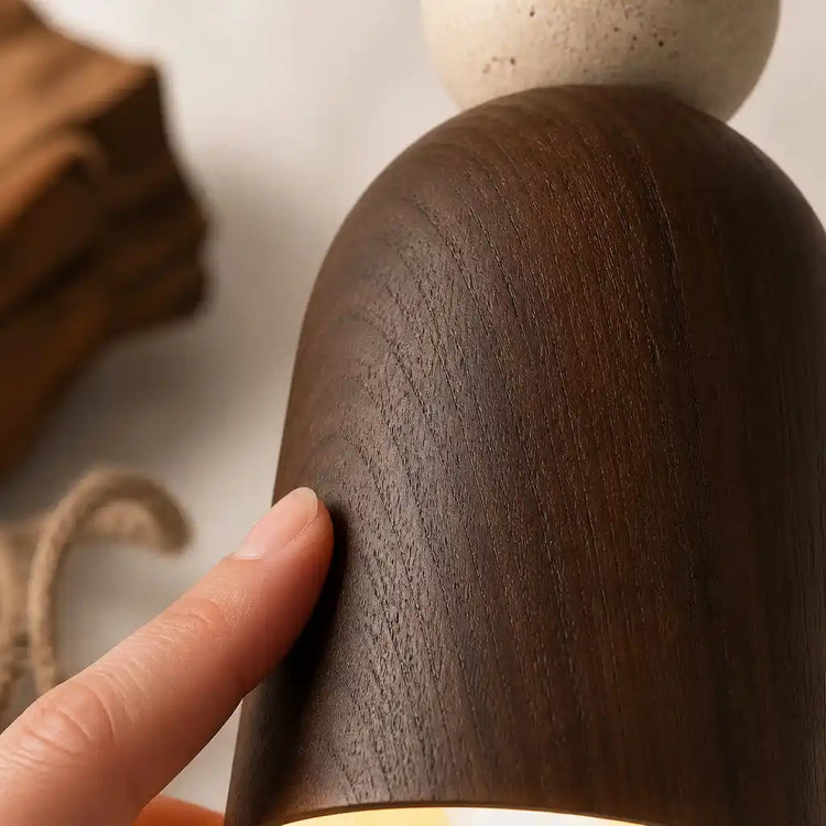 Abat-jour en bois brun de la suspension bimatière, sphère en pierre beige