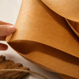 Suspension en bois en forme de nuage, main touchant le bord, texture bois lisse