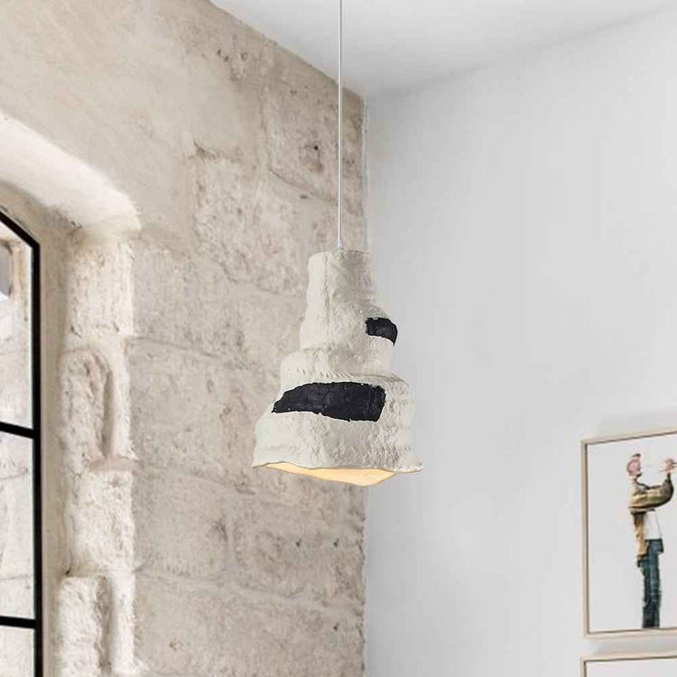 Suspension géométrique en tissu blanc cassé, motif U noir, abat-jour en cloche ouverte.