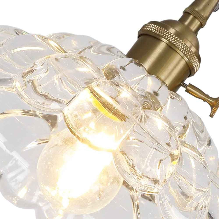 Plafonnier 1 lumière : verre transparent nervuré, ampoule visible, monture dorée.