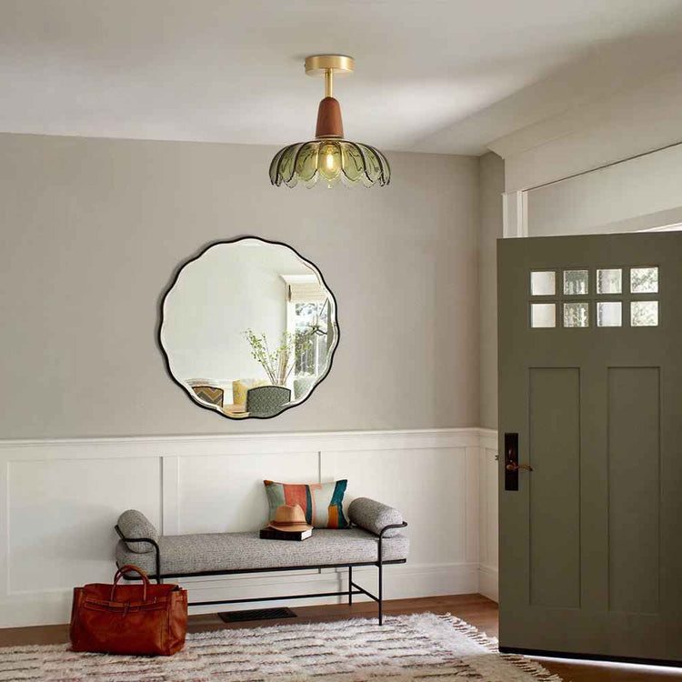 Plafonnier semi-encastré : dôme en verre vert, tige et base bois, finition laiton.