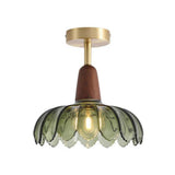 Plafonnier à dôme en verre vert translucide, base ronde laiton et tige en bois.