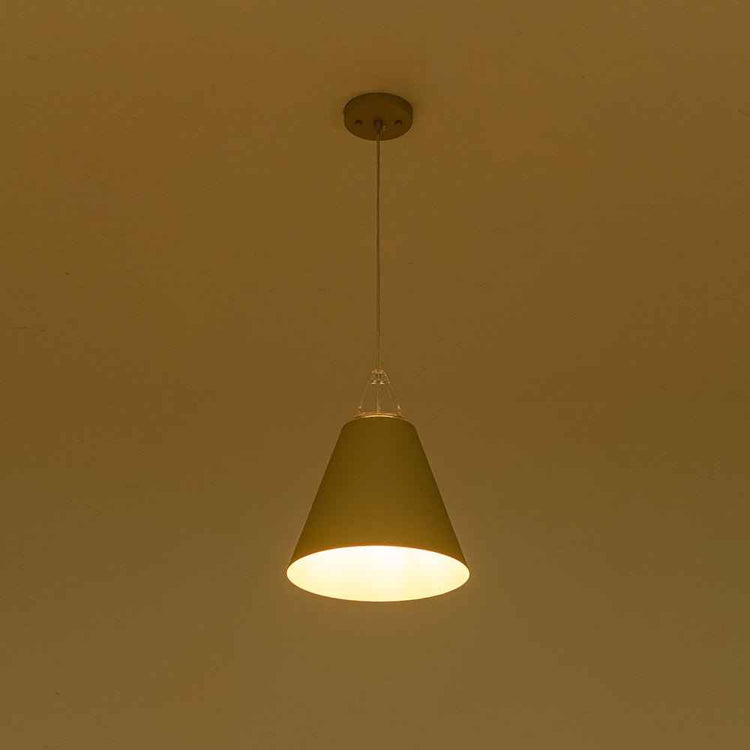 Suspension conique beige allumée, abat-jour textile et cordon blanc
