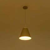 Suspension conique beige allumée, abat-jour textile et cordon blanc