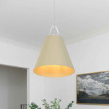 Suspension conique beige avec abat-jour textile et tige blanche