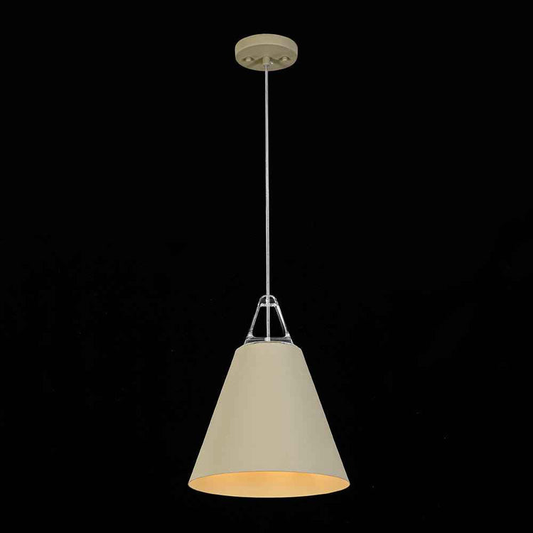 Suspension conique beige avec armature métallique brillante et cordon blanc