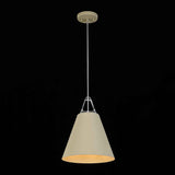Suspension conique beige avec armature métallique brillante et cordon blanc
