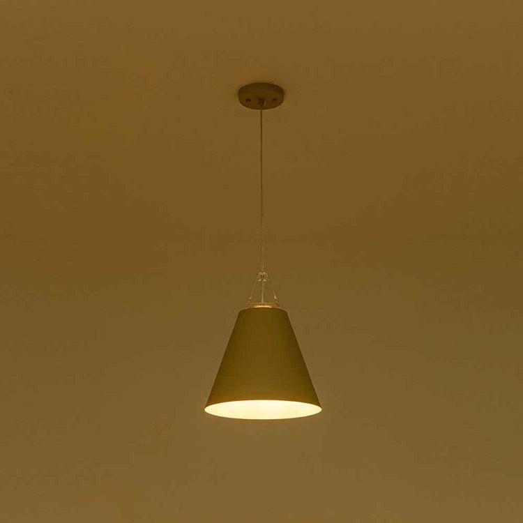 Suspension conique beige allumée, abat-jour textile et cordon blanc