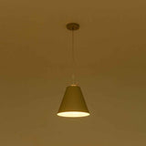 Suspension conique beige allumée, abat-jour textile et cordon blanc