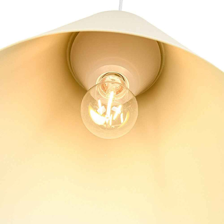 Suspension luminaire conique, abat-jour beige et ampoule décorative visible