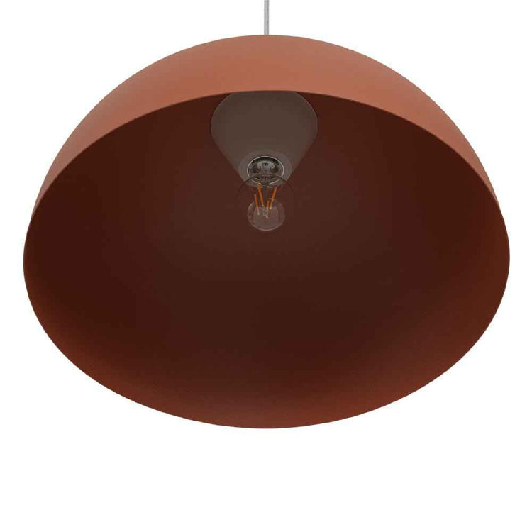 Suspension luminaire dôme orange, mécanisme et douille visibles sous l’abat-jour