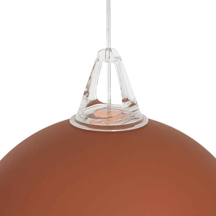 Luminaire suspendu dôme orange, détail du support en verre et de l’ampoule