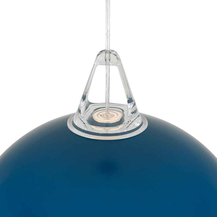 Luminaire suspendu dôme bleu, détail du support en verre et de l’ampoule